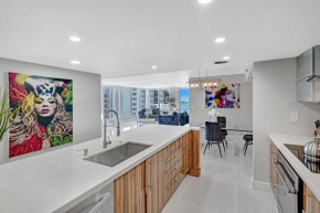 The Queen B! Water & Skyline Views - Renovated
